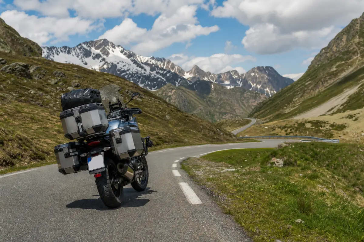 Les Pyrénées à moto : trois pays, une chaîne de montagnes